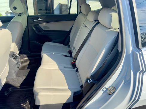 Used 2018 Volkswagen Tiguan SEL AWD/4WD image 23