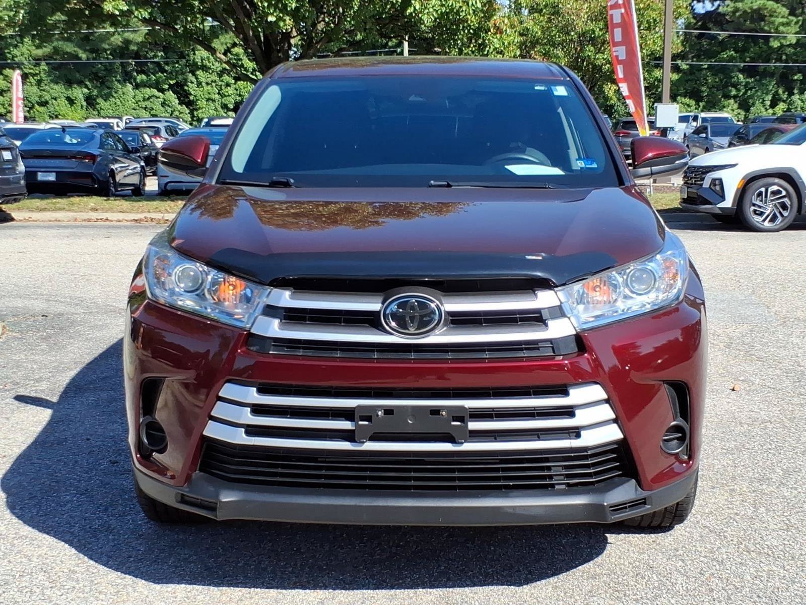 Used 2019 Toyota Highlander LE AWD/4WD image 2