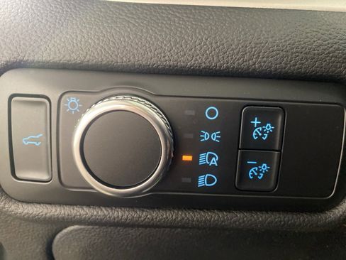 Used 2022 Ford Explorer XLT image 11