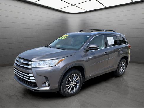 Used 2019 Toyota Highlander XLE image 1