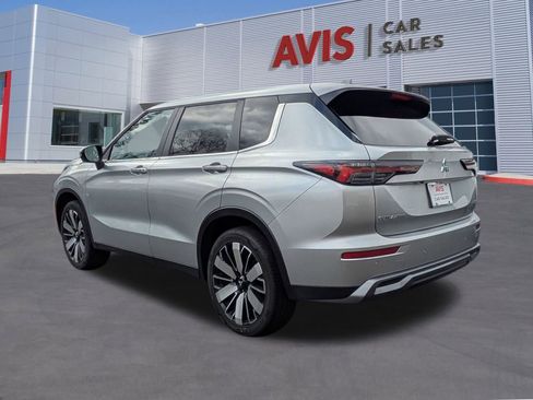 Used 2025 Mitsubishi Outlander SE image 9