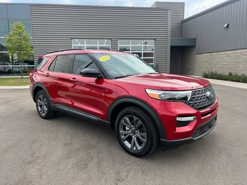 Used 2024 Ford Explorer XLT w/ Equipment Group 202A AWD/4WD image 3