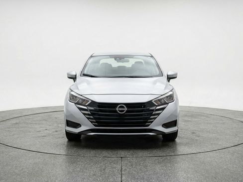 Used 2025 Nissan Versa SV image 2