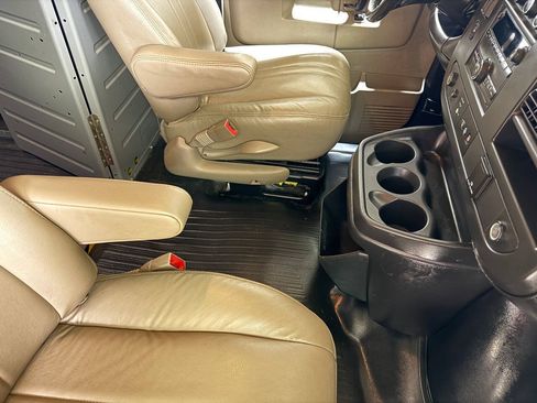 Used 2017 Chevrolet Express 2500 RWD image 38