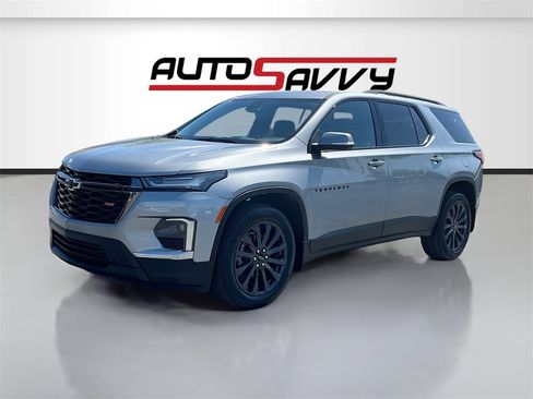 Used 2023 Chevrolet Traverse RS image 3