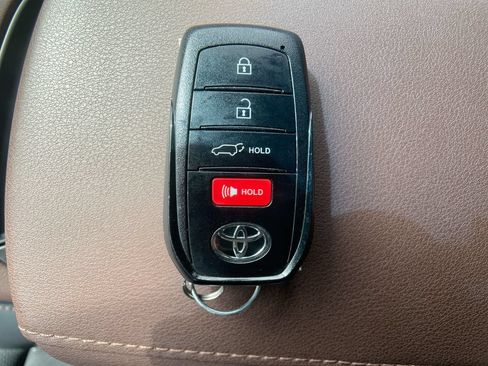 Used 2023 Toyota Venza Limited AWD/4WD image 28