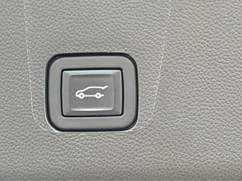 Used 2023 Chevrolet Traverse LT image 24