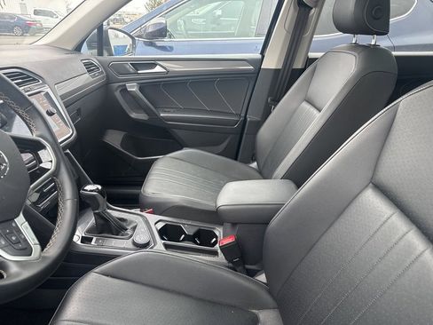 Used 2022 Volkswagen Tiguan SE image 9