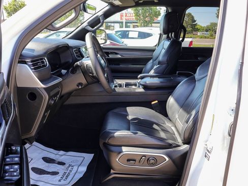 Used 2024 Jeep Wagoneer L Series II RWD image 7