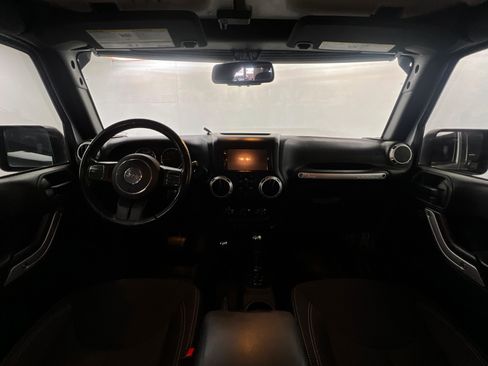 Used 2018 Jeep Wrangler Unlimited Sahara AWD/4WD image 9