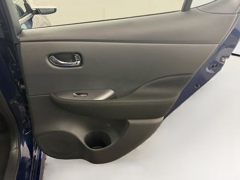 Used 2025 Nissan Leaf S image 30