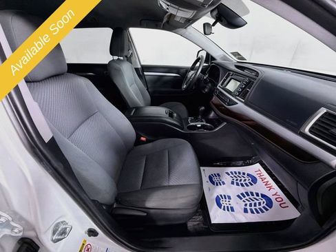 Used 2019 Toyota Highlander LE AWD/4WD image 28
