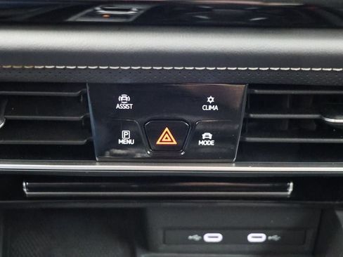 Used 2024 Volkswagen Atlas SE image 25