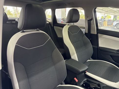Used 2025 Volkswagen Taos SE w/ Panoramic Sunroof Package FWD image 27