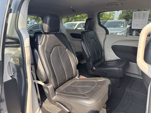 Used 2017 Chrysler Pacifica Touring-L FWD image 24