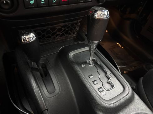 Used 2018 Jeep Wrangler Unlimited Sahara AWD/4WD image 30