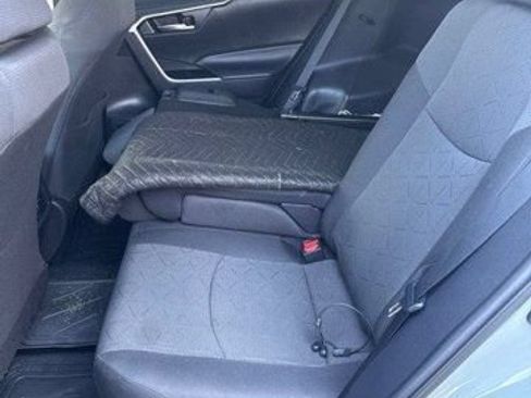 Used 2021 Toyota RAV4 XLE w/ Convenience Package FWD image 7
