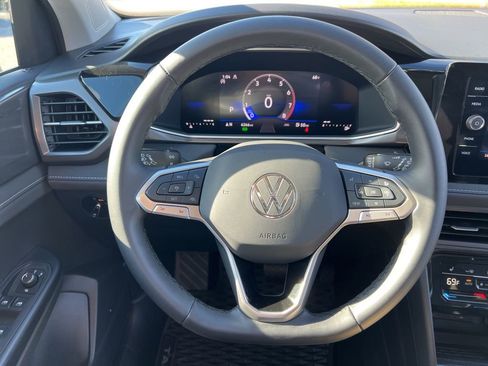 Used 2025 Volkswagen Taos SE image 15