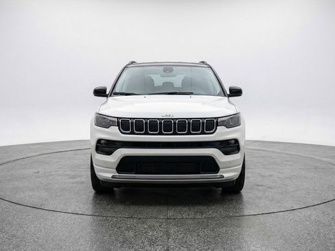 Used 2025 Jeep Compass Limited AWD/4WD image 2