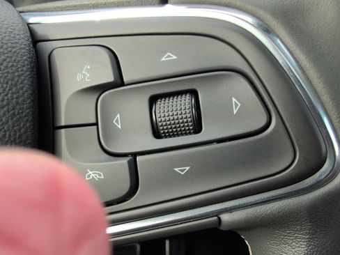 Used 2023 Buick Envision Essence w/ Technology Package I image 31