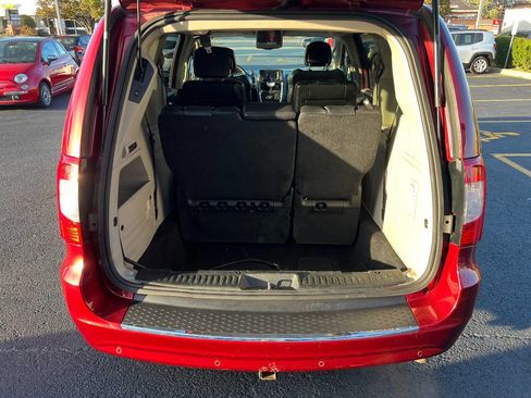 Used 2014 Chrysler Town & Country Touring-L image 15