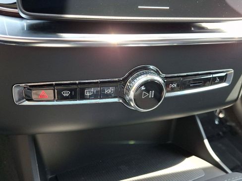 Certified 2025 Volvo XC90 B6 Plus AWD/4WD image 16