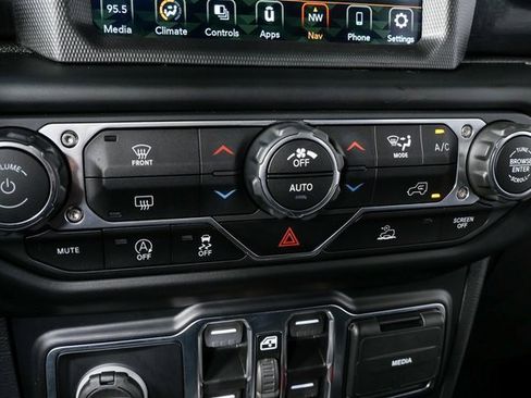 Used 2022 Jeep Wrangler Unlimited Sahara image 14