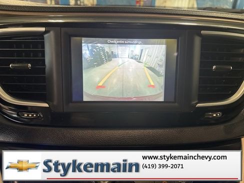 Used 2019 Chrysler Pacifica Touring-L image 25