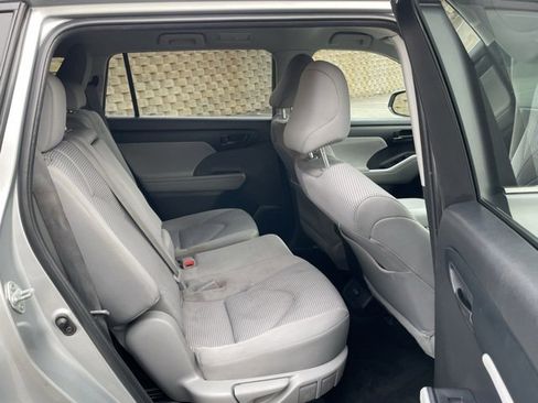 Used 2023 Toyota Highlander LE image 30