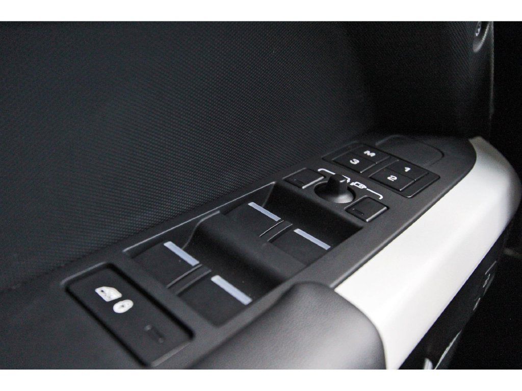 Used 2024 Land Rover Defender 110 SE AWD/4WD image 19