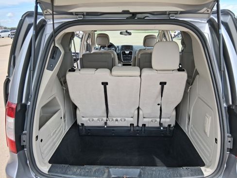 Used 2013 Chrysler Town & Country Touring FWD image 17