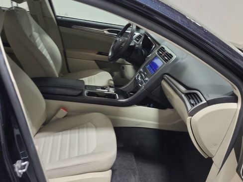 Used 2020 Ford Fusion SE image 9