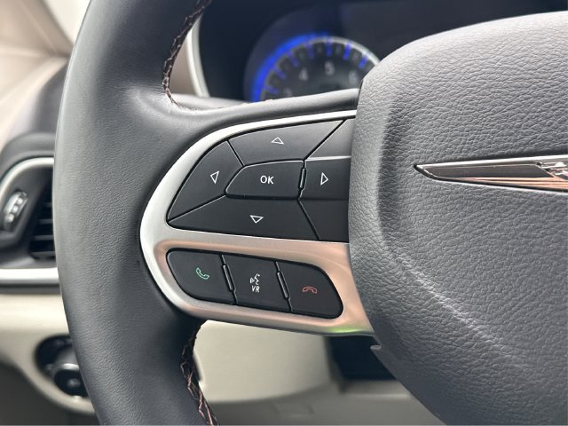 Used 2018 Chrysler Pacifica Touring-L FWD image 33