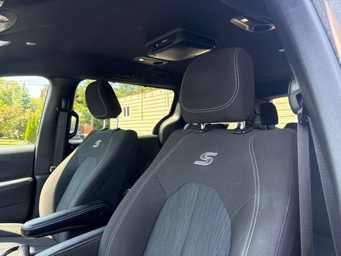 Used 2021 Chrysler Pacifica Touring w/ S Appearance Package FWD image 11