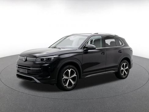 Used 2026 Volkswagen Tiguan SE AWD/4WD image 3