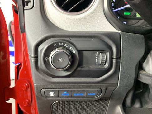 Used 2025 Jeep Wrangler Unlimited Sahara AWD/4WD image 17