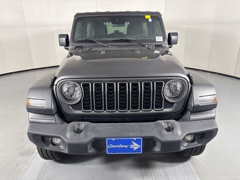 Used 2025 Jeep Wrangler Unlimited Sport AWD/4WD image 3