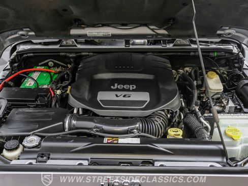 Used 2015 Jeep Wrangler Unlimited Rubicon w/ Connectivity Group image 3