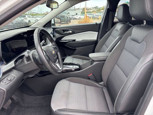 Used 2025 Chevrolet Trax LT w/ LT Convenience Package FWD image 25