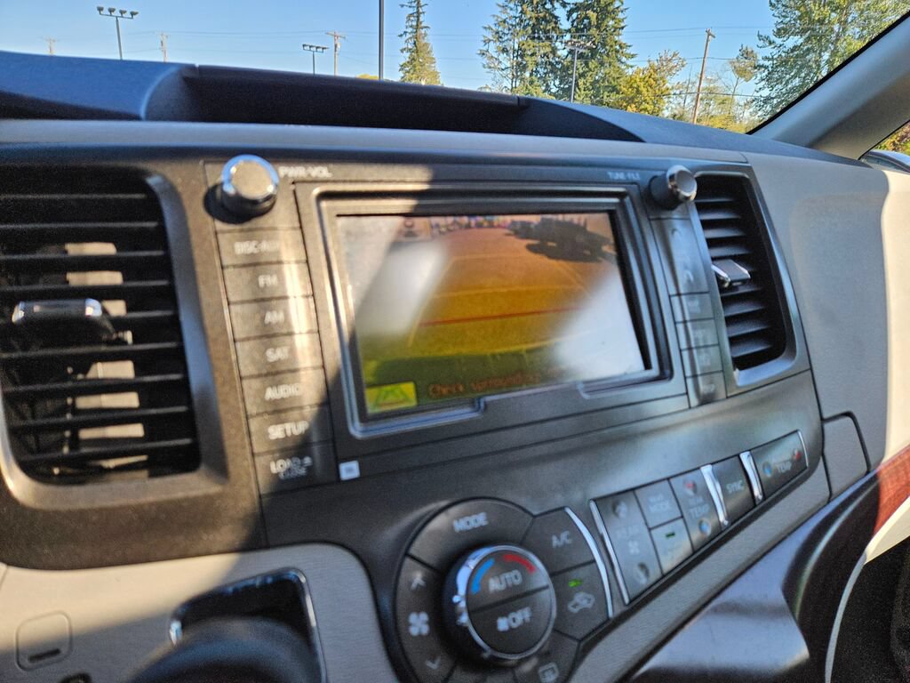 Used 2011 Toyota Sienna XLE w/ Premium Pkg FWD image 32