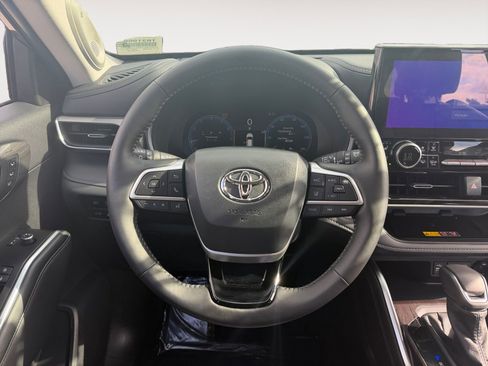 Certified 2025 Toyota Highlander Platinum AWD/4WD image 12