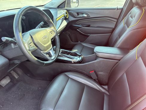 Used 2025 Chevrolet Trax ACTIV w/ Sunroof Package FWD image 3