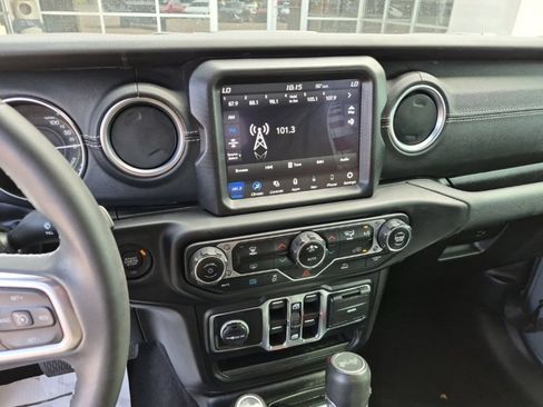 Used 2023 Jeep Wrangler Unlimited Sahara AWD/4WD image 16