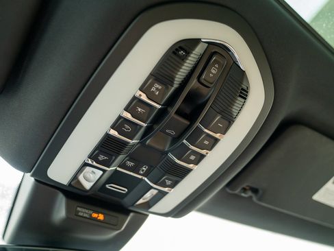 Used 2025 Porsche Macan image 21