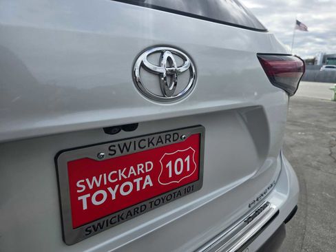 Used 2023 Toyota Highlander Platinum image 18