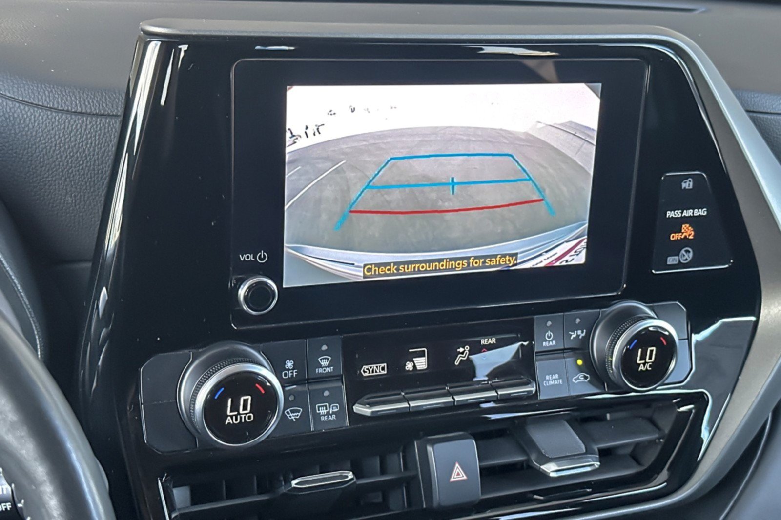 Used 2024 Toyota Highlander LE FWD image 19