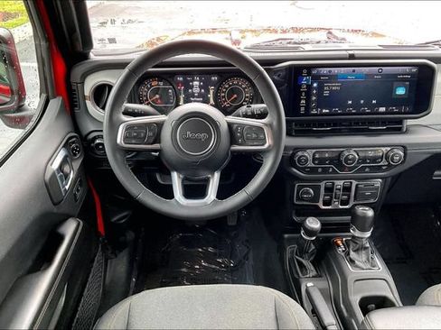 Used 2025 Jeep Wrangler Unlimited Sahara AWD/4WD image 5