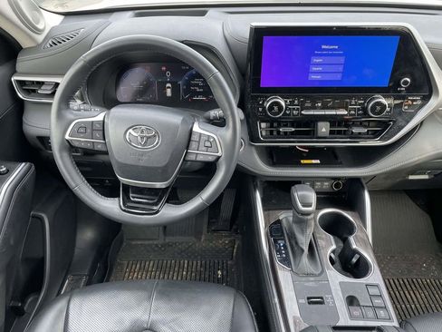 Used 2024 Toyota Highlander Platinum image 25