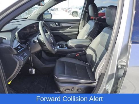 Used 2025 Buick Enclave Sport Touring image 9