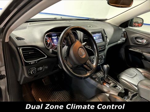 Used 2020 Jeep Cherokee Latitude Plus AWD/4WD image 4